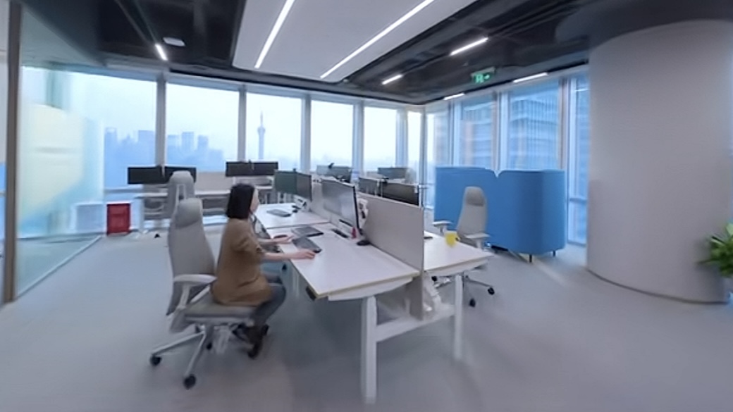 許多企業投入預算建構前端介面,卻忽視了後端權限驗證與邏輯防禦,內部系統與物聯網設備如何防止個資外洩示意圖