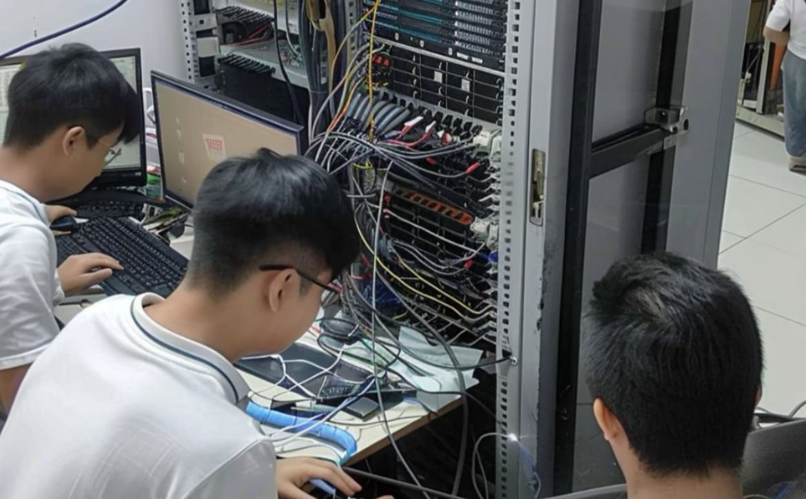 自動化掃描與人工驗證的防禦差異示意圖